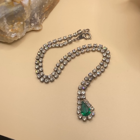 Vintage rhinestone clear and green rhinestone teardrop necklace. - Picture 3 of 7